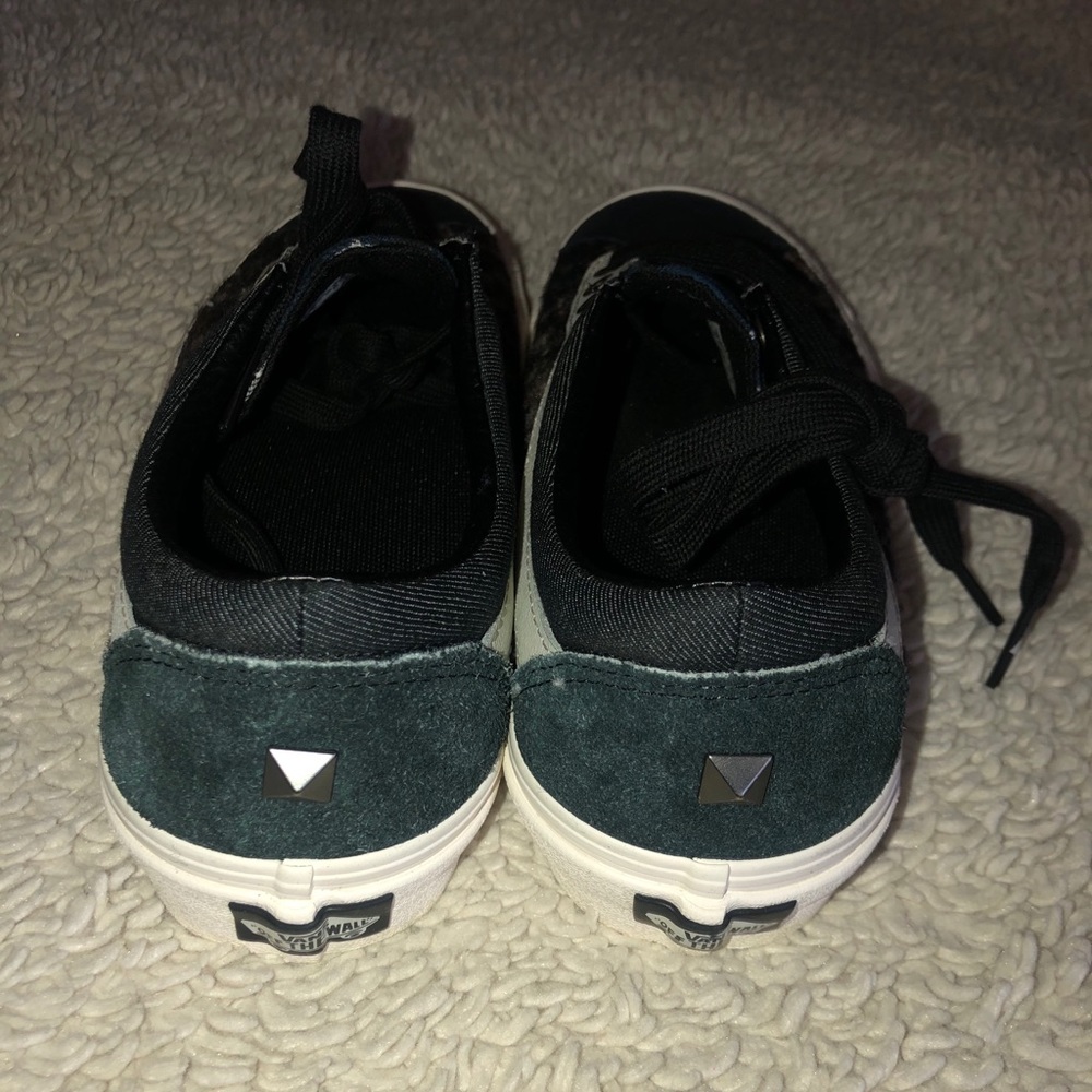 Vans - Picture 5 of 12